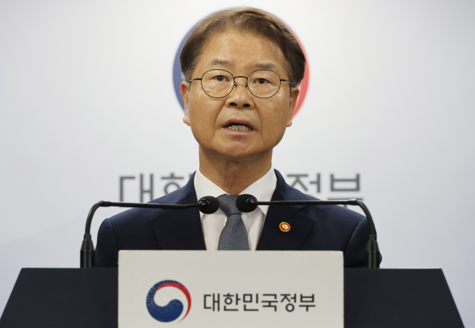 이정식 고용노동부 장관이 윤석열 대통령에게 노란봉투법(노동조합 및 노동관계조정법 일부개정법률안) 거부권 행사를 건의할 것으로 보인다. 사진은 이 장관이 5일 서울 종로구 정부서울청사에서 노란봉투법 국회 본회의 의결에 따른 고용노동부 장관 입장문 발표를 하는 모습. /사진=뉴시스 
