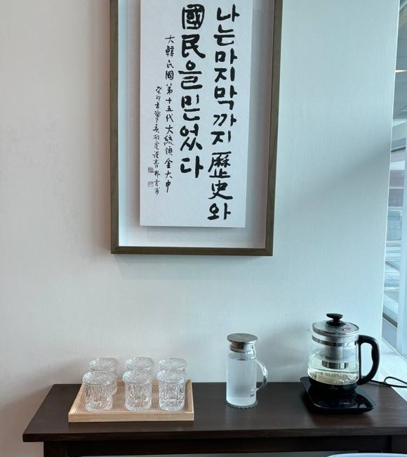 김동연 경기도지사 집무실에 놓여 있는 여섯 개 유리 찻잔. 사진제공=김동연 지사 SNS 