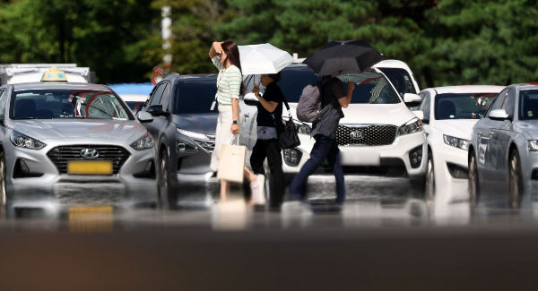 한국인에게 비교적 덜 발생하는 것으로 알려진 피부암 발생률이 지난 20년 사이 약 7배 폭증했다는 연구 결과가 발표됐다. 사진은 지난달 31일 서울 영등포구 여의대로 일대에 피부암의 주요 원인인 햇빛을 피하는 시민들의 모습. /사진=뉴시스