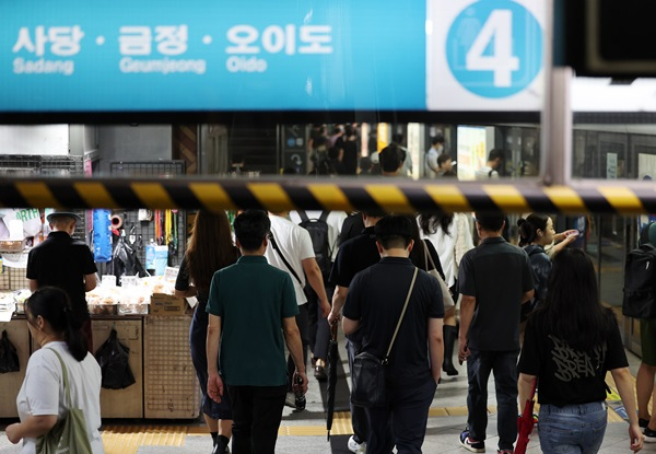 서울 지하철 4호선 인덕원역 화재가 발생했다. 사진은 지난해 9월 서울 용산구 지하철 4호선 인덕원역에서 출근길에 나선 시민. /사진=뉴스1