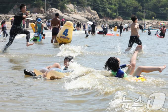 전국 대부분 지역에 폭염 경보가 내려진 4일 오후 인천 을왕리해수욕장에서 어린이들이 물놀이를 하며 더위를 식히고 있다. 기상청은 이날 서울 낮 최고기온이 36도까지 치솟으며 올해 들어 가장 높은 기온을 기록할 것으로 예보했다. 2024.8.4/뉴스1 ⓒ News1 신웅수 기자