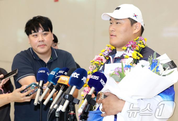 [사진] 인터뷰 갖는 김민종