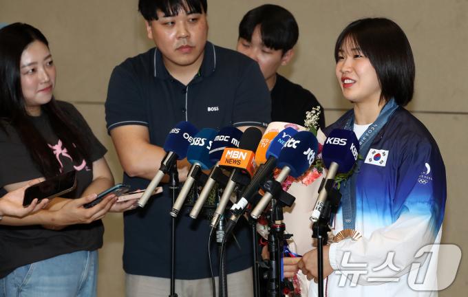[사진] 취재진 질문에 답하는 허미미