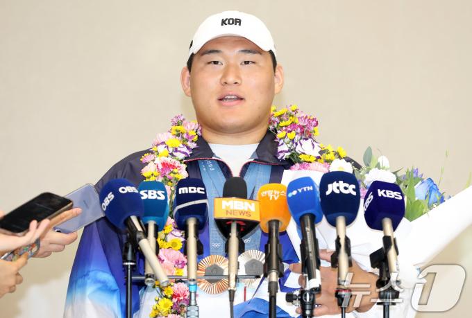 [사진] 취재진 질문에 답하는 김민종