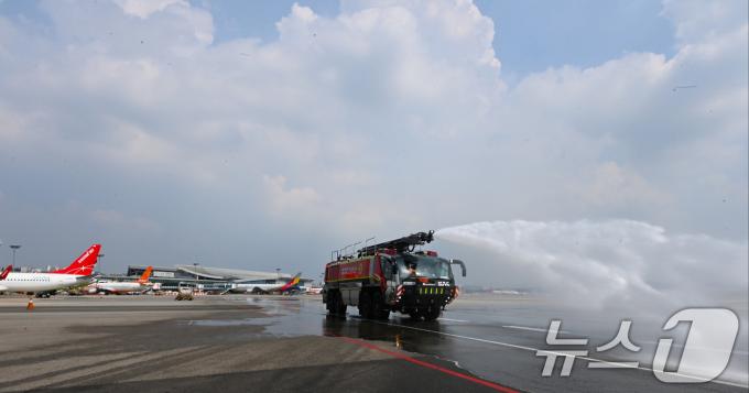 [사진] 김포공항 살수 작업