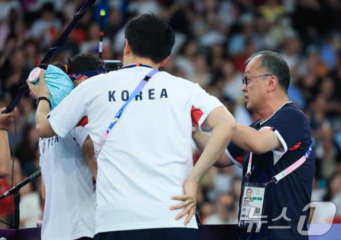 [사진] 김학균 감독 '작전 지시'