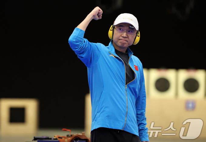 [사진] 中 리웨훙, 25m 속사권총 금메달