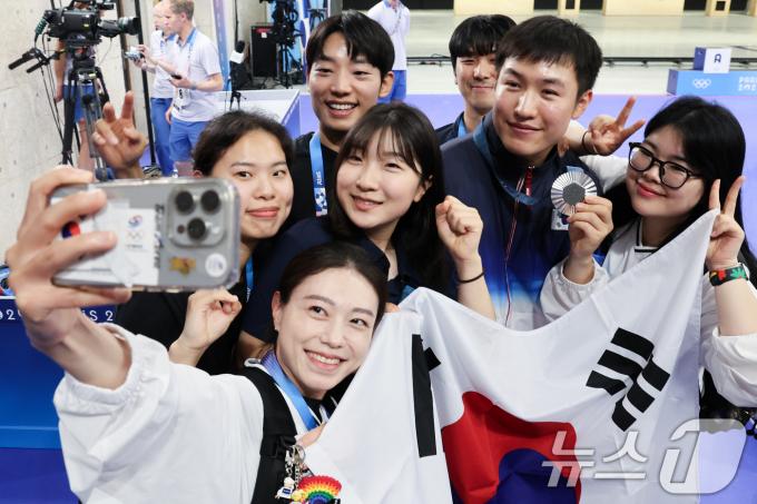 대한민국 사격 대표팀 조영재가 5일(한국시간) 프랑스 샤토루 슈팅 센터에서 열린 2024 파리올림픽 사격 25m 속사권총 시상식을 마친 후 김예지, 반효진, 오예진을 비롯한 선수들과 기념촬영을 하고 있다. 2024.8.5/뉴스1 ⓒ News1 이동해 기자