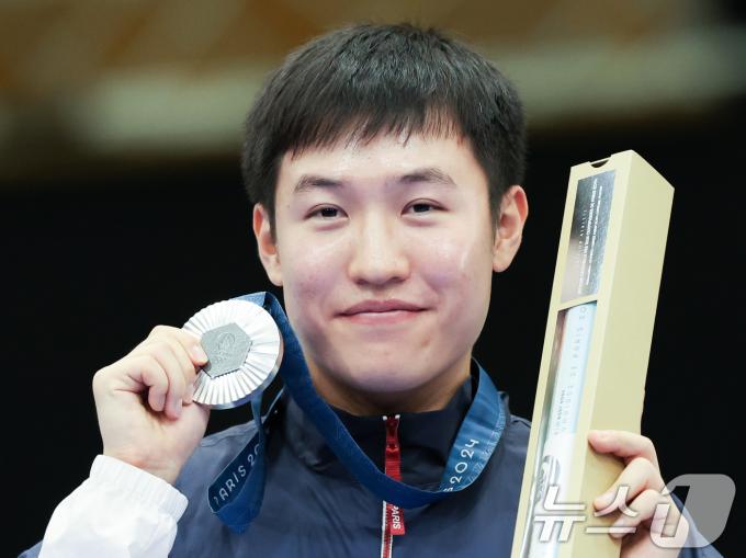 대한민국 사격 대표팀 조영재가 5일(한국시간) 프랑스 샤토루 슈팅 센터에서 열린 2024 파리올림픽 사격 25m 속사권총 시상식에서 은메달을 수여 받은 후 포즈를 취하고 있다. 2024.8.5/뉴스1 ⓒ News1 이동해 기자