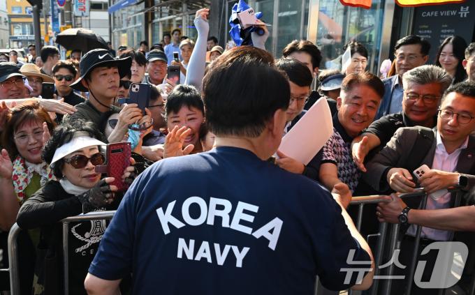[사진] 해군티 입고 휴가중인 윤석열 대통령