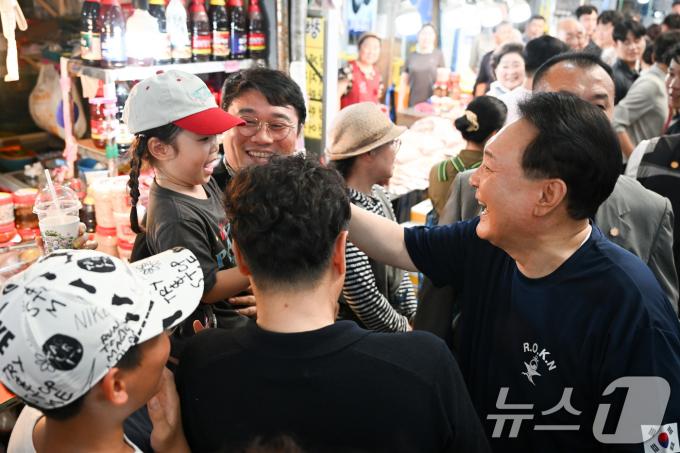 [사진] 여름휴가 첫 날 통영시장 찾은 윤 대통령