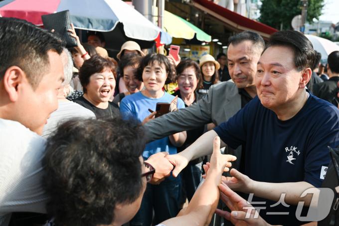 [사진] 여름휴가 첫 날 통영중앙시장 찾은 윤석열 대통령