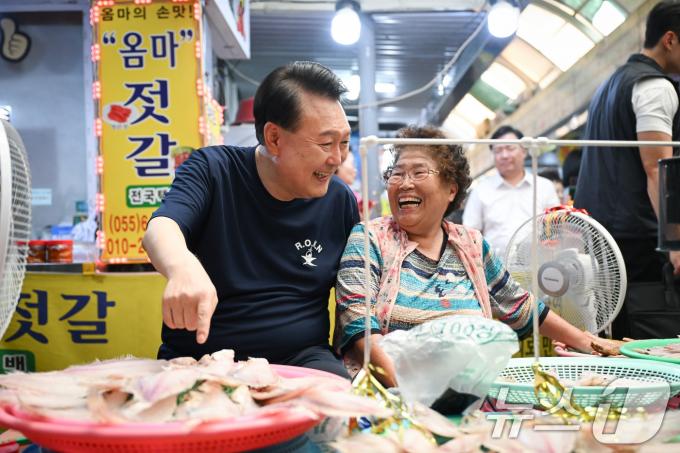 [사진] 윤석열 대통령, 휴가 첫 날 통영중앙시장 방문