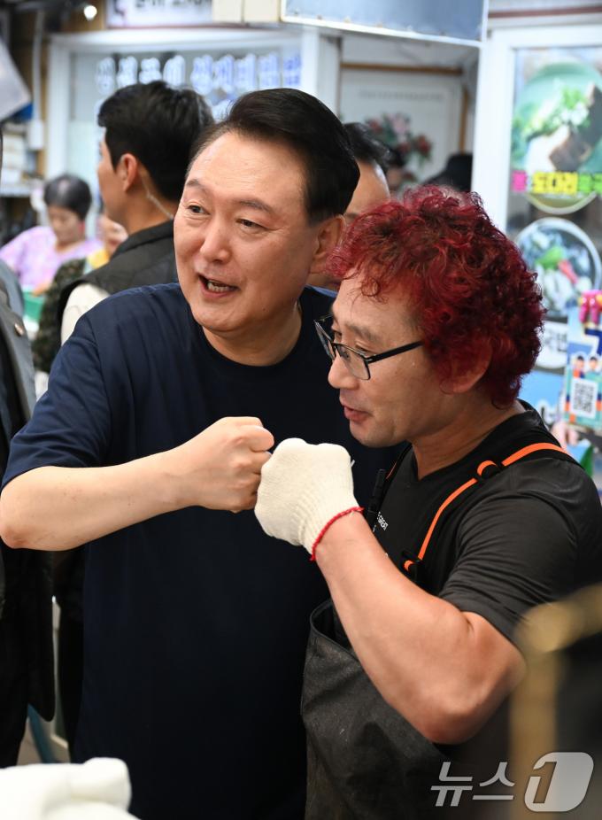 [사진] 尹, 휴가 첫날 통영중앙시장 방문