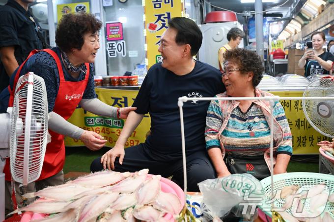 [사진] 통영중앙시장 상인들 만난 윤석열 대통령