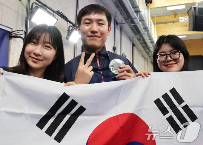 대한민국 사격 대표팀 조영재가 5일(한국시간) 프랑스 샤토루 슈팅 센터에서 열린 2024 파리올림픽 사격 25m 속사권총 시상식을 마친 후 반효진, 오예진 선수와 기념촬영을 하고 있다. 2024.8.5/뉴스1 ⓒ News1 이동해 기자