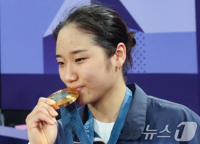 [사진] 금메달에 입 맞추는 안세영