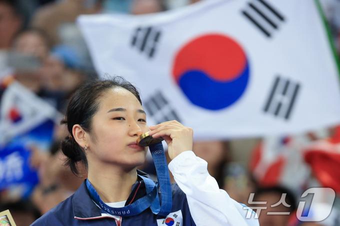 [사진] 배드민턴 여제 안세영 '금메달 키스'