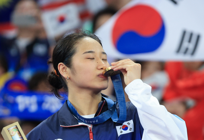 파리올림픽 배드민턴 여자 단식 정상에 오른 안세영이 금메달에 입맞춤을 하고 있다. /사진= 뉴스1