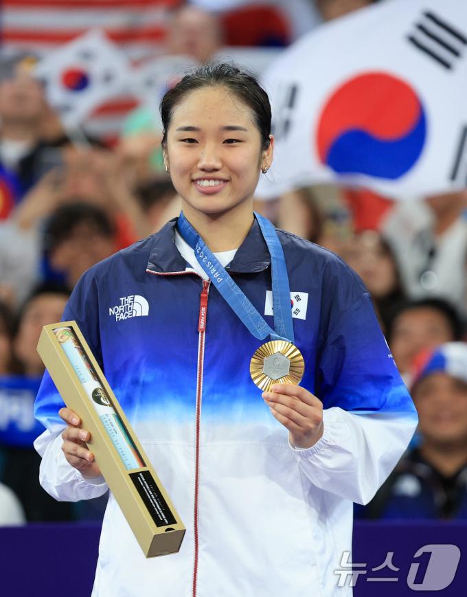 [사진] 안세영 '금메달 들고'