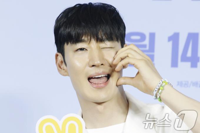[사진] 이제훈, 하트와 윙크를 동시에