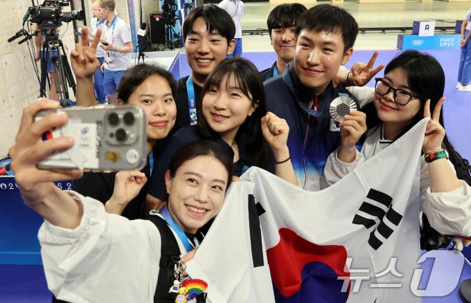 대한민국 사격 대표팀 조영재가 5일(한국시간) 프랑스 샤토루 슈팅 센터에서 열린 2024 파리올림픽 사격 25m 속사권총 시상식을 마친 후 김예지, 반효진, 오예진을 비롯한 선수들과 기념촬영을 하고 있다. 2024.8.5/뉴스1 ⓒ News1 이동해 기자