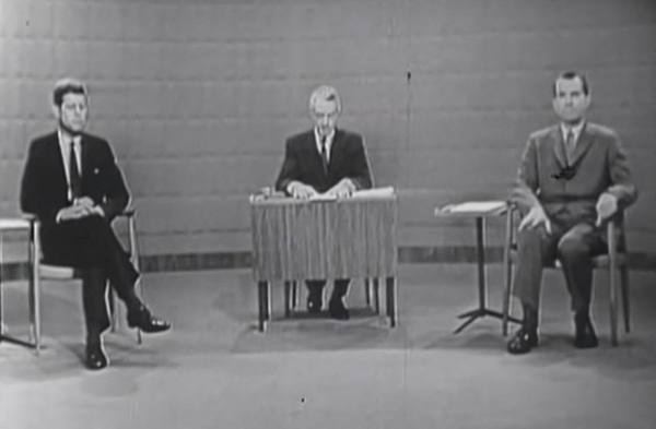 만 39세에 부통령에 오를 만큼 정치인으로 승승장구하던 닉슨은 1960년 대선에 출마해 민주당 대선 후보 존. F. 케네디를 상대로 아주 근소한 차이로 패배했다. 사진은 1960년 미국 대선 TV토론회에서 나와 진행자를 가운데 두고 앉은 존. F. 케네디(왼쪽)과 리처드 닉슨(오른쪽). /사진=로이터(U.S. National Archives 제공)