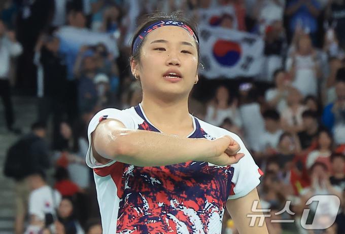 대한민국 배드민턴 대표팀 안세영이 5일 오후(한국시간) 프랑스 파리 라 샤펠 아레나에서 열린 2024 파리올림픽 배드민턴 여자 단식 결승 중국의 허빙자오 선수와의 경기에서 금메달을 확정 지은 후 기뻐하고 있다. 2024.8.5/뉴스1 ⓒ News1 박정호 기자