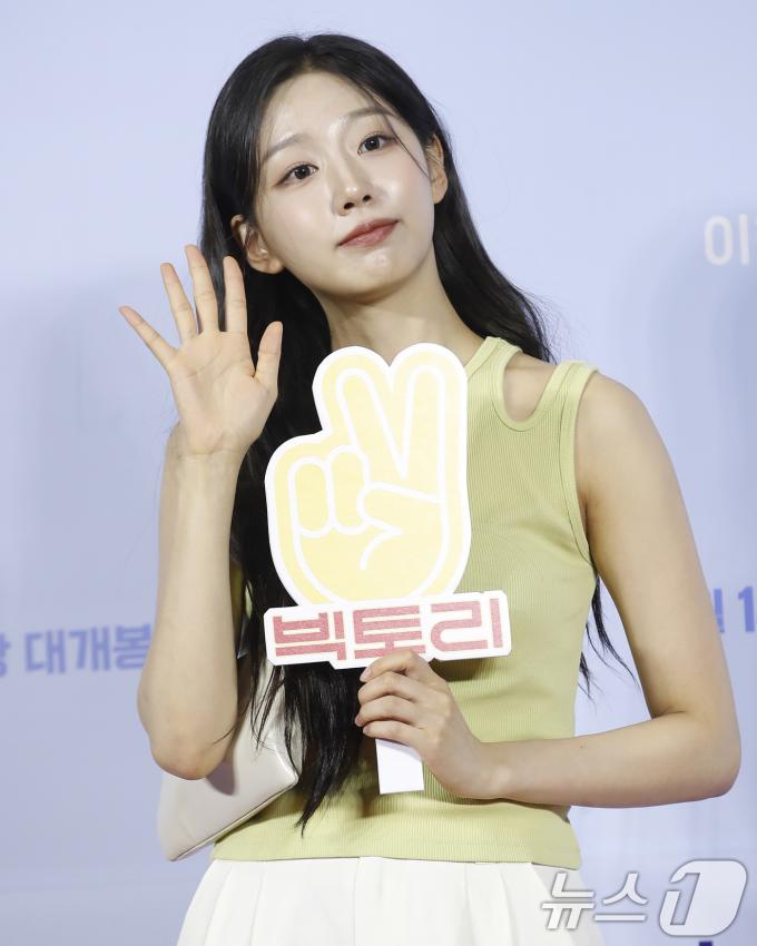 [사진] 정예인, 빛나는 손 인사