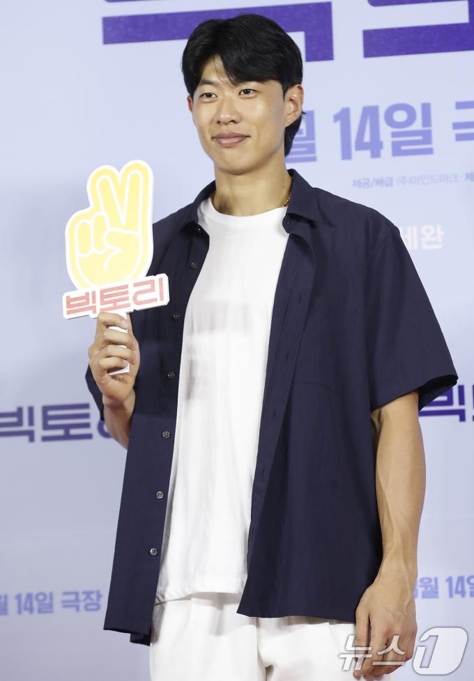[사진] 송성문, 영화관에 훈내 진동