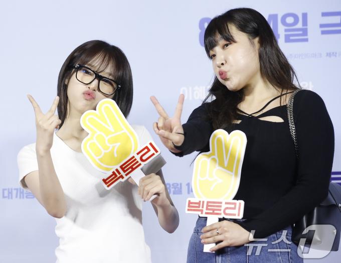 [사진] 최예나·이은지, 둘이 함께 '빅토리'