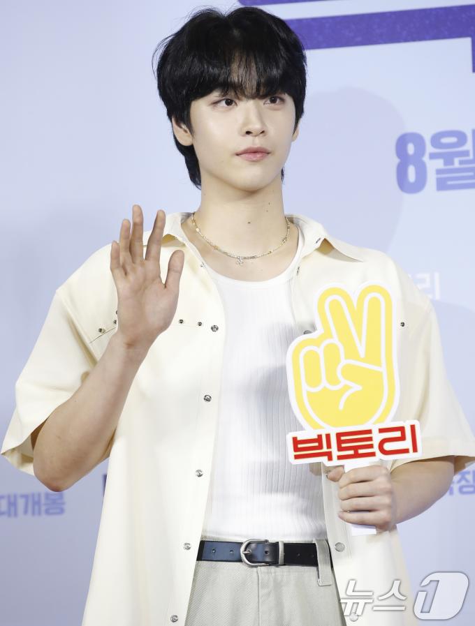 [사진] '빅토리' 차주완, 왕자님 손 인사