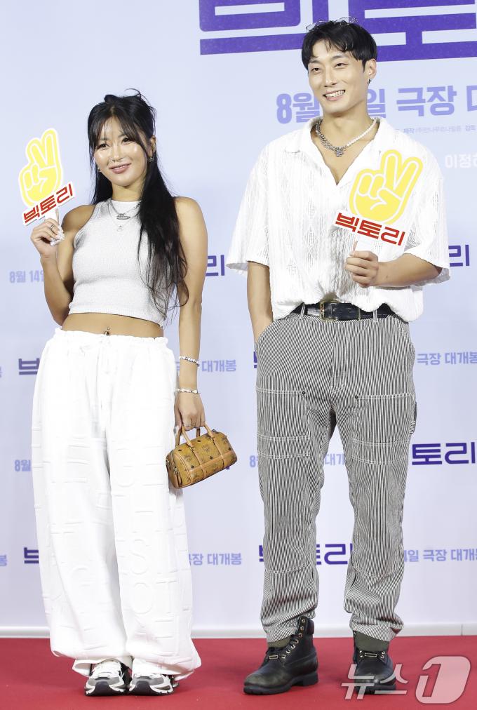 [사진] 영화관 찾은 리헤이와 넉스