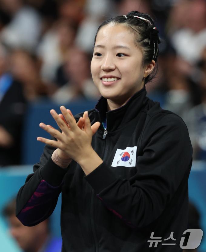 [사진] 응원하는 '삐약이' 신유빈
