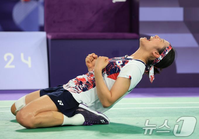 대한민국 배드민턴 대표팀 안세영이 5일 오후(한국시간) 프랑스 파리 라 샤펠 아레나에서 열린 2024 파리올림픽 배드민턴 여자 단식 결승 중국의 허빙자오 선수와의 경기에서 금메달을 확정 지은 후 기뻐하고 있다. 2024.8.5/뉴스1 ⓒ News1 박정호 기자