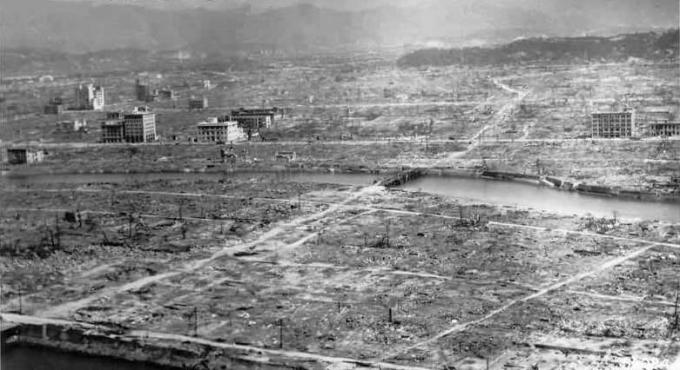 히로시마에 원자폭탄이 투하된 직후의 모습. (출처: U.S. Navy Public Affairs Resources Website, 흑백사진(1945), Wikimedia Commons, Public Domain Dedication)