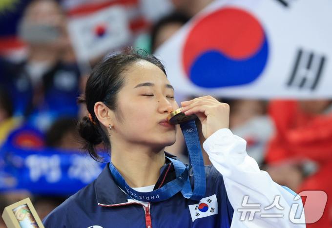 대한민국 배드민턴 대표팀 안세영이 5일 오후(한국시간) 프랑스 파리 라 샤펠 아레나에서 열린 2024 파리올림픽 배드민턴 여자 단식 시상식에서 금메달에 입을 맞추고 있다. 2024.8.5/뉴스1 ⓒ News1 박정호 기자