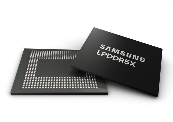 삼성전자 LPDDR5X 0.65mm 제품. / 사진=삼성전자 