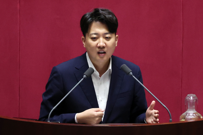 이준석 개혁신당 의원이 지난 5일 국회 본회의를 통과한 전 국민 25만원 지원법(민생회복지원금 특별조치법)을 반대한다고 밝혔다. 사진은 이 의원이 지난달 28일 서울 여의도 국회에서 열린 제416회 국회(임시회) 제1차 본회의에서 방송문화진흥회법 일부개정법률안에 대한 필리버스터(무제한 토론)를 하는 모습. /사진=뉴시스