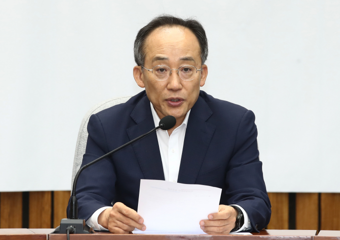 추경호 국민의힘 원내대표가 주식시장 역대 최대 낙폭 기록에 대해 정부에 신속한 안정 조치를 기해달라고 촉구했다. 사진은 추 원내대표가 6일 서울 여의도 국회에서 열린 원내대책회의에서 모두발언 하는 모습. /사진=뉴스1