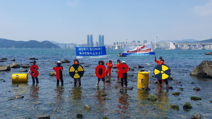 오는 7일 후쿠시마 제1 원자력발전소 오염수가 8차 해양 방류된다. 사진은 바다의 날인 지난 5월31일 부산 해운대구 동백섬 앞 해상에서 환경운동연합 바다위원회 활동가들이 후쿠시마 원전 오염수 해양투기 중단을 촉구하며 해양 캠페인을 펼치는 모습. /사진=뉴스1(환경운동연합 바다위원회 제공) 