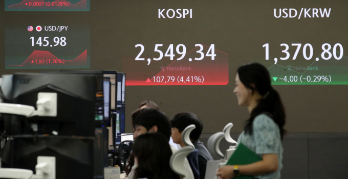 6일 오전 서울 중구 하나은행 본점 딜링룸 전광판에 개장 시황이 표시되고 있다. /사진=뉴스1 /사진=(서울=뉴스1) 이승배 기자