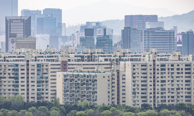 서울 일부 지역을 중심으로 두드러지는 집값 상승세에 '똘똘한 한채' 열풍이 불어 사업성이 높은 서울의 재건축 단지를 중심으로 매물 부족과 호가 상승 현상이 지속되고 있다. 사진은 지난 4월 서울 강남구 압주정동 아파트 단지의 모습. /사진=뉴스1