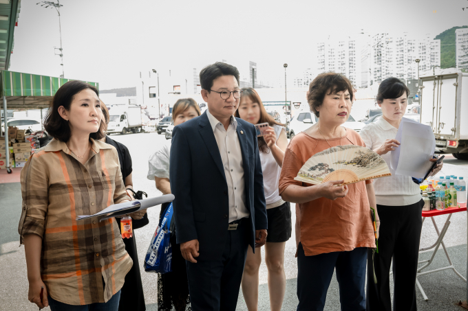 오남 시가지 통과도로 개선공사 현장을 방문한 이경숙 복지환경위원장(왼쪽부터), 박경원 도시교통위원장, 이정애 부의장, 이수련 의원이 관계 공무원의 사업추진 현황 보고를 받고 있다./사진제공=남양주시의회
