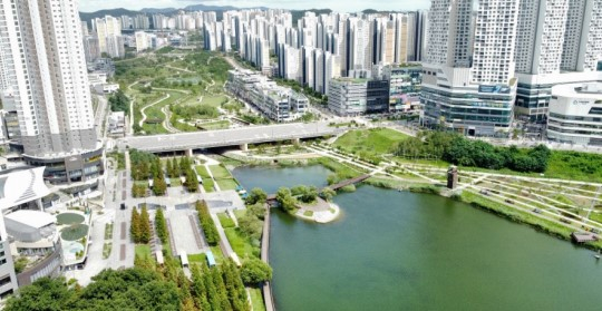 동탄호수공원(64ha)은 주민들의 적극적인 수변문화 조성과 여가, 쇼핑 기능이 더해져 활기 있는 생활 속 워터프론트 공간이라는 평가는 받는다. 사진제공=산림청