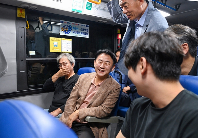 김동근 의정부시장(왼쪽 두번째)이 3일 첫 운행을 시작한 106-1번 버스에 탑승해 시민과 대화하고 있다. / 사진 제공=의정부시