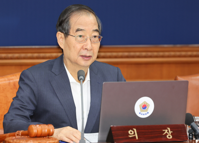 정부가 6일 방송4법에 대한 재의요구권(거부권)을 심의·의결했다. 사진은 한덕수 국무총리가 6일 서울 종로구 정부서울청사에서 열린 국무회의에서 모두발언하는 모습. /사진=뉴스1