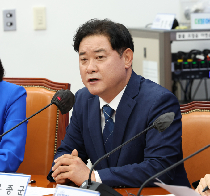더불어민주당이 윤석열 대통령의 재의요구권(거부권) 행사로 폐기된 채상병 특검법을 조만간 재발의할 예정이다. 사진은 윤종군 민주당 원내대변인이 지난 5월7일 서울 여의도 국회에서 열린 원내대책회의에서 발언하는 모습. /사진=뉴스1
