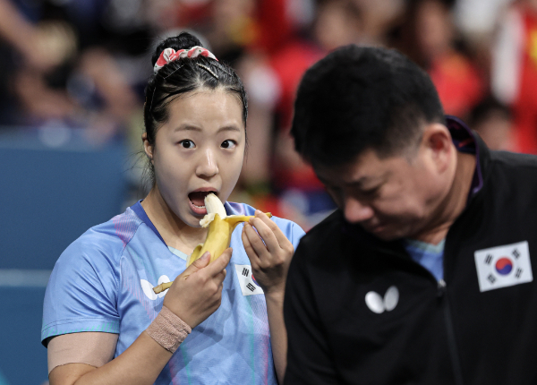  대한민국 탁구 대표팀 신유빈의 먹방이 온라인 상에서 주목받고 있다. 사진은신유빈이 2024 파리올림픽 탁구 여자 단식 준결승 경기에 앞서 바나나를 먹고 있는 모습. /사진=뉴스1