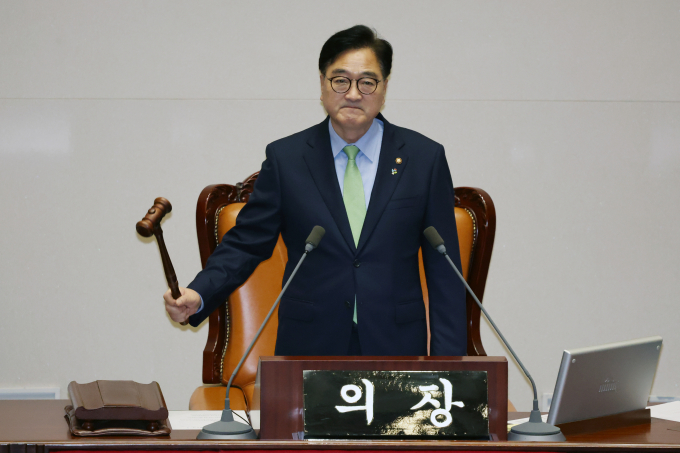 우원식 국회의장이 정부의 조선인 강제노역 피해 현장인 일본 사도광산의 유네스코 세계유산 등재에 동의에 대해 비판의 목소리를 높였다. 사진은 우 의장이 지난 1일 서울 여의도 국회에서 열린 제416회(임시회) 제2차 본회의에서 개의 선언을 하며 의사봉을 두드리는 모습. /사진=뉴시스
